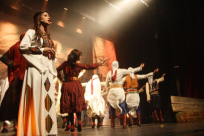 بالصور: جمهور غفير يشارك في عرض لمغناة "الغريبة" في قاعة أنيس بمدينة يافا